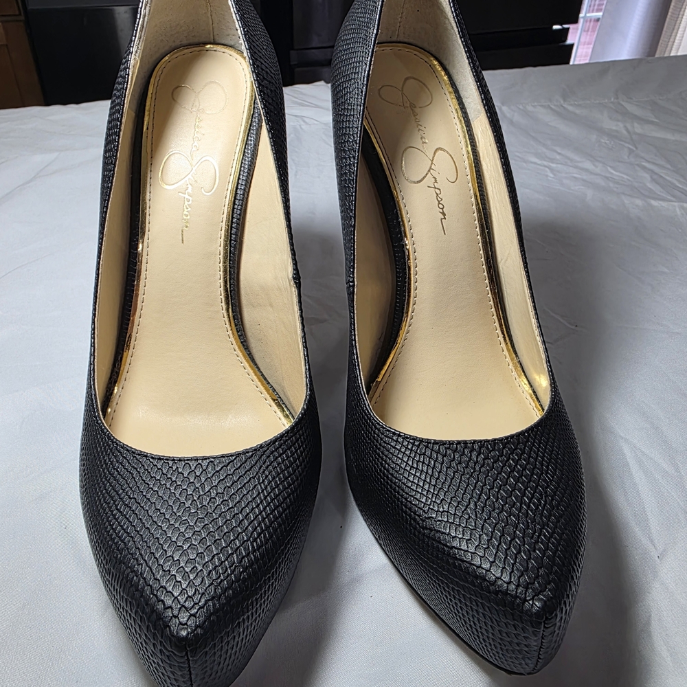 Chic Black Textured Heels